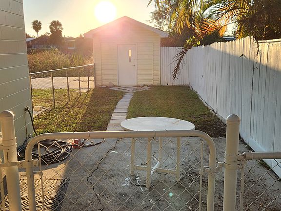 4th image of 1221 Waters Edge Dr