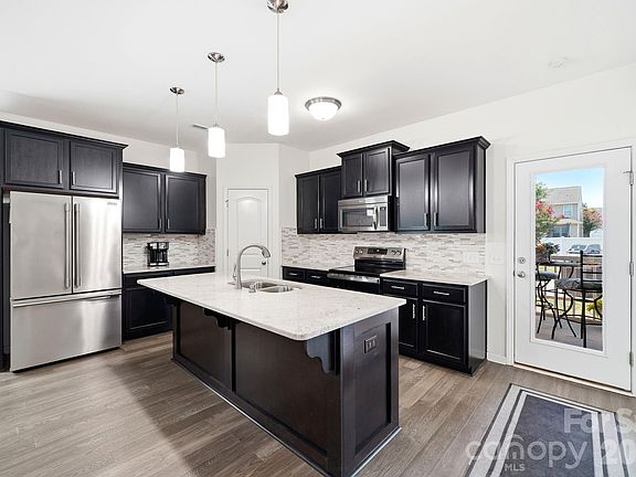 3rd image of 1116 Bannockburn Ave