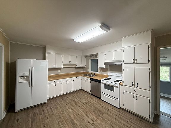 3rd image of 213 Foxcroft Dr