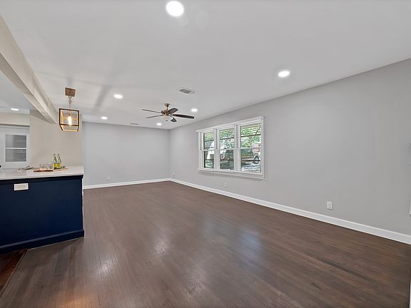3rd image of 712 Briarwood Blvd