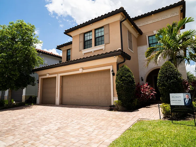 8665 E Baypoint Cir — Photo 1