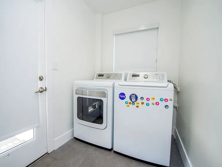 2253 Elden Ave — Photo 11