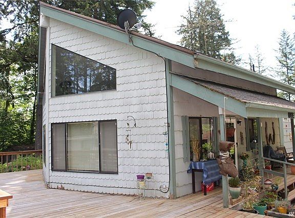 Wow, what a deck, extends your living space outside.