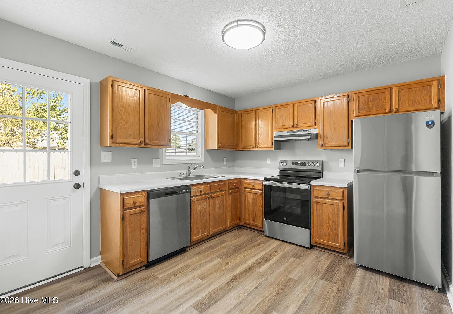 3 bed, 2.0 bath, 1040 sqft, $1,450 — Photo 4