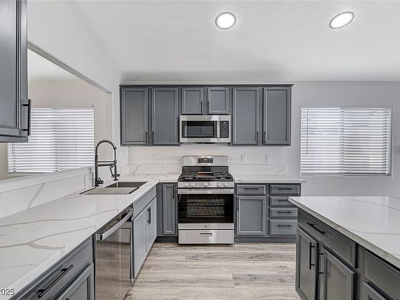 3rd image of 524 Blackbird Knoll Ct