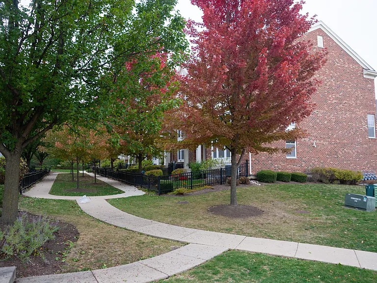 506 Grosvenor Ln — Photo 33