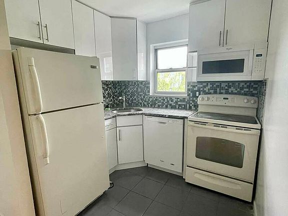 3rd image of 25-98 Steinway St #3FF
