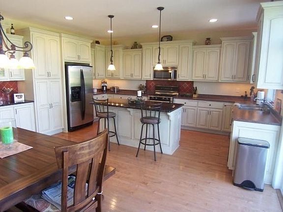 2nd image of W336N8050 Prairie Hollow Dr