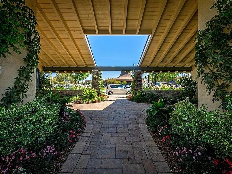ROLLING HILLS MANOR APTS — Photo 3