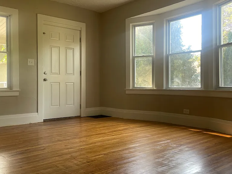 412 Melville St — Photo 3