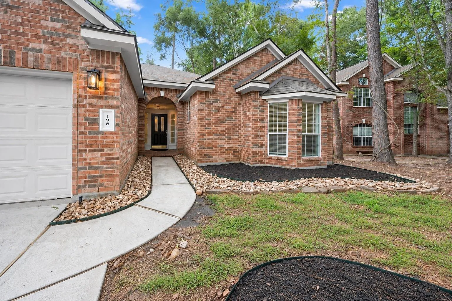 3 bed, 2.0 bath, 2357 sqft, $2,550 — Photo 1