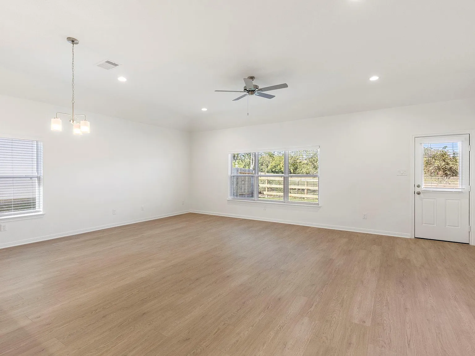 4 bed, 2.5 bath, 1837 sqft, $2,100 — Photo 4