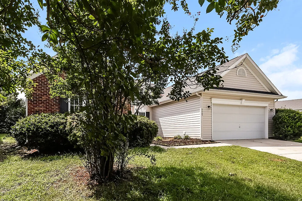 4 bed, 2.0 bath, 1901 sqft, $2,495 — Photo 3