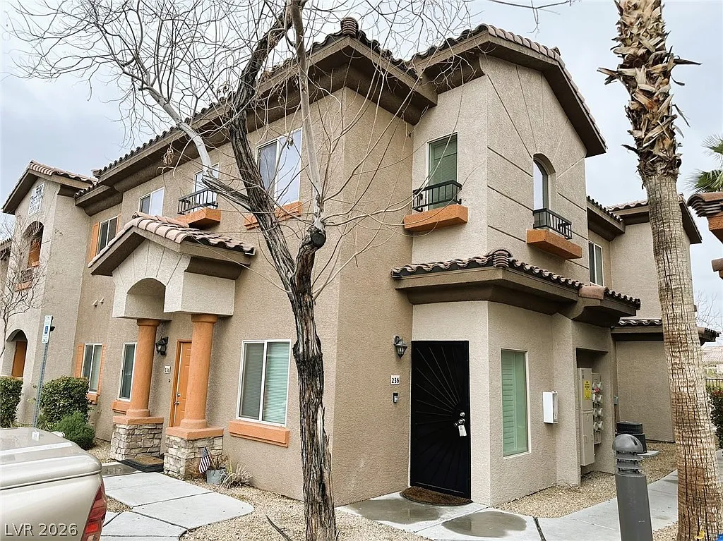 3 bed, 2.0 bath, 1261 sqft, $1,695 — Photo 1