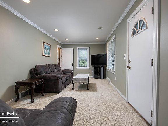 3rd image of 1017 Clinton Ave