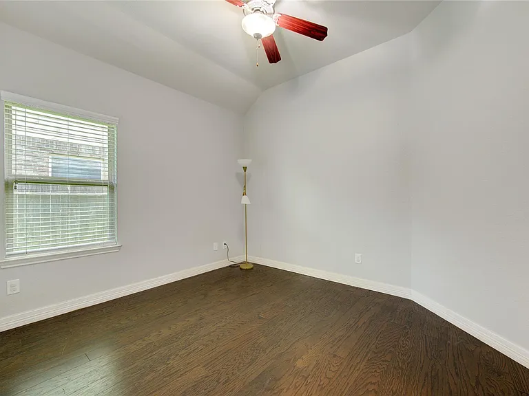 9802 Massanutten Ln — Photo 12