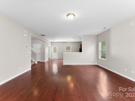 5th image of 6050 Shamrock Green Dr