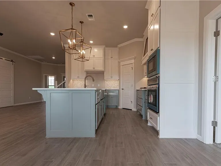 16300 Marsha Dr — Photo 2