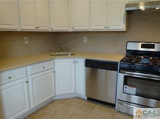 386 Rittenhouse Ct, North Brunswick, NJ 08902