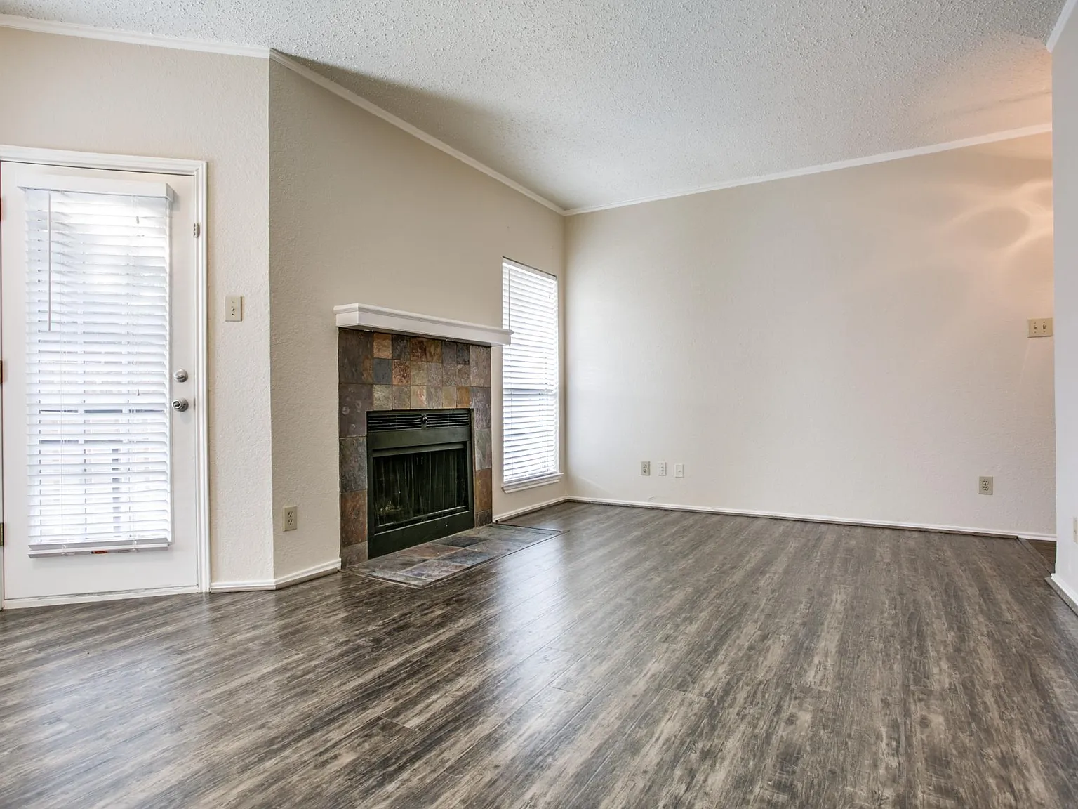 2 bed, 879 sqft, $1,600 — Photo 4