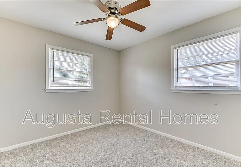 329 E View Dr — Photo 23