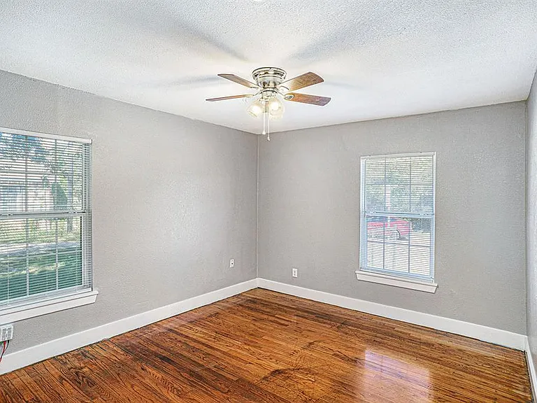 2533 Warren Ave — Photo 11