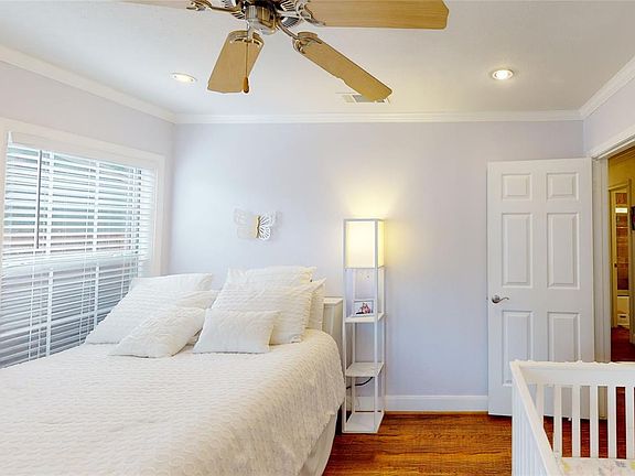 3rd image of 8515 Glencrest Ln