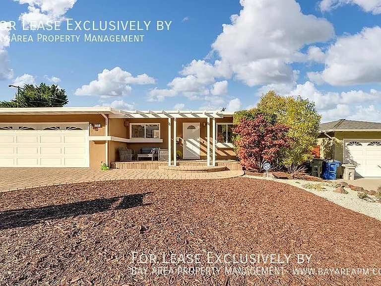 1210 Sleepy Hollow Ln — Photo 1