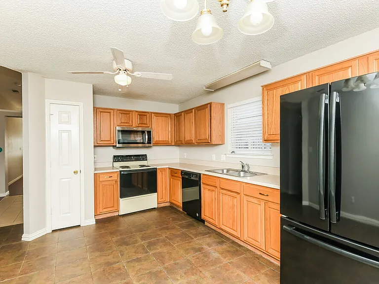 1844 Overland St — Photo 9