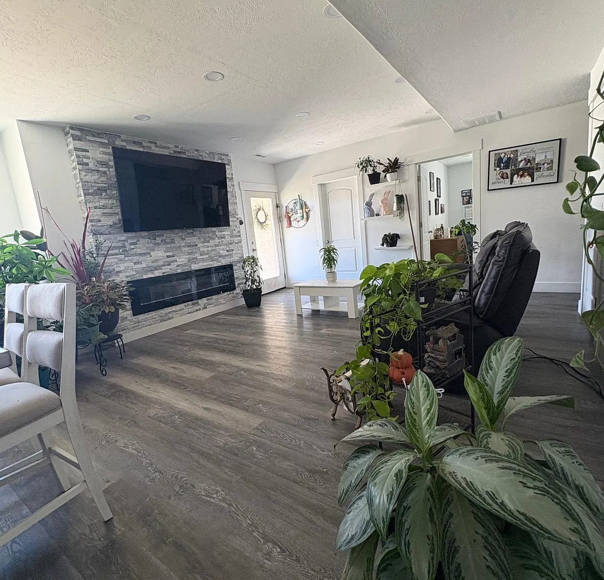 3 bed, 989 sqft, $2,300 — Photo 3
