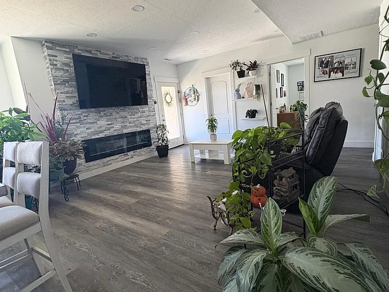 900 N Olson Dr — Photo 3