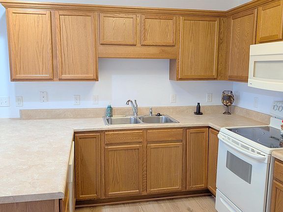 3rd image of 808 Heatherwood Ln