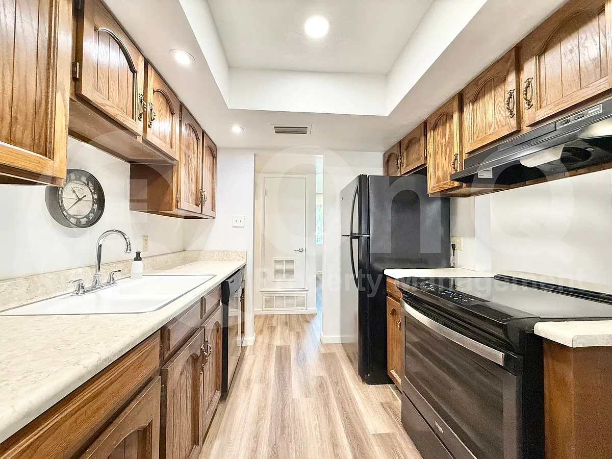 4 bed, 2.0 bath, 2081 sqft, $2,299 — Photo 4