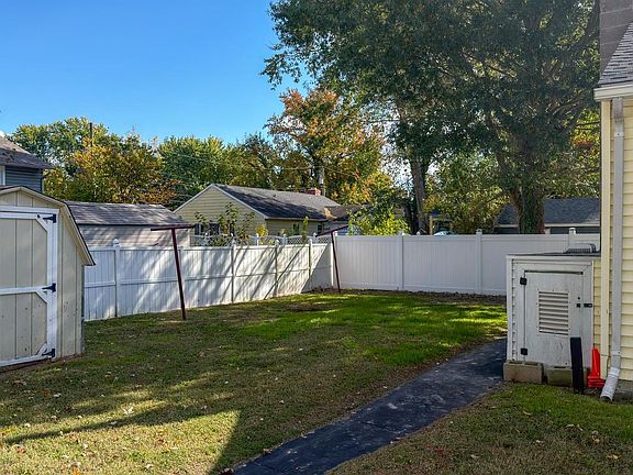 3rd image of 809 Truman St