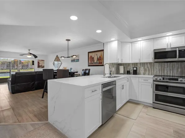 850 SW 138th Ave APT 111D, Pembroke Pines, FL 33027