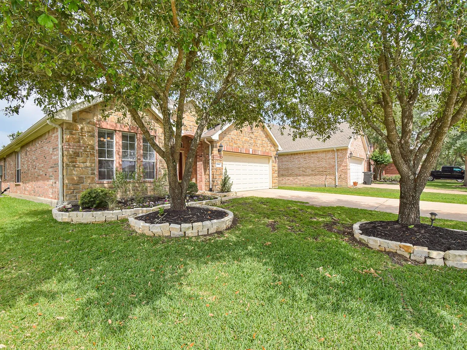 3 bed, 2.0 bath, 1840 sqft, $2,150 — Photo 2