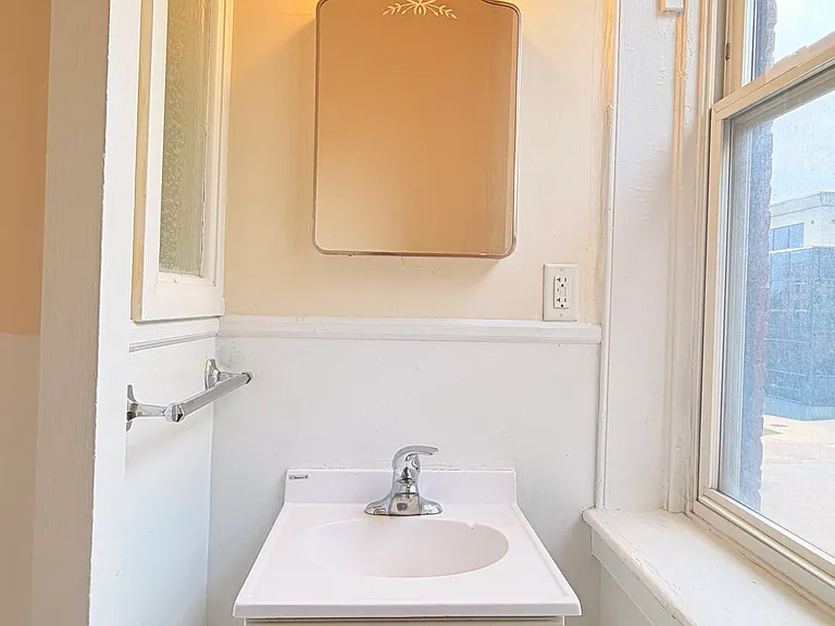 111 College St #4C — Photo 34