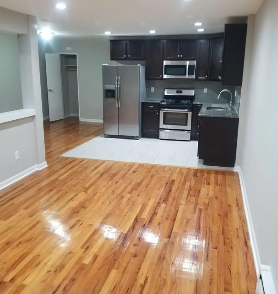 3 bed, 1000 sqft, $3,700 — Photo 1