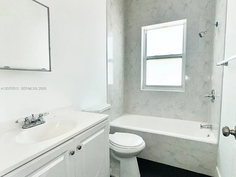 1631 NW 3rd St #5 — Photo 7