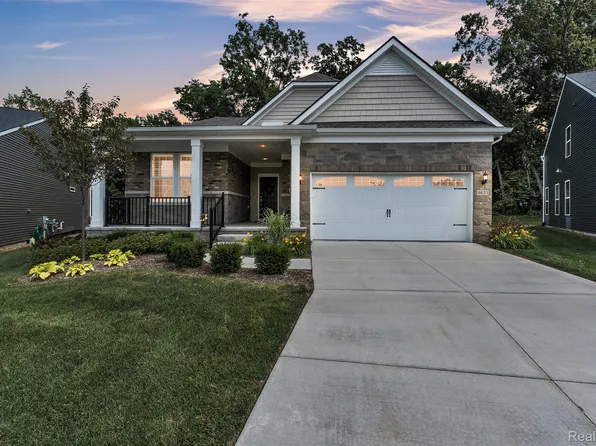 4633 Crestway Dr, Brighton, MI 48116