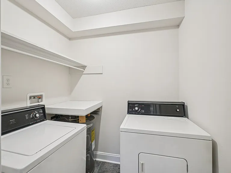 Campus Walk Apartments — Photo 26