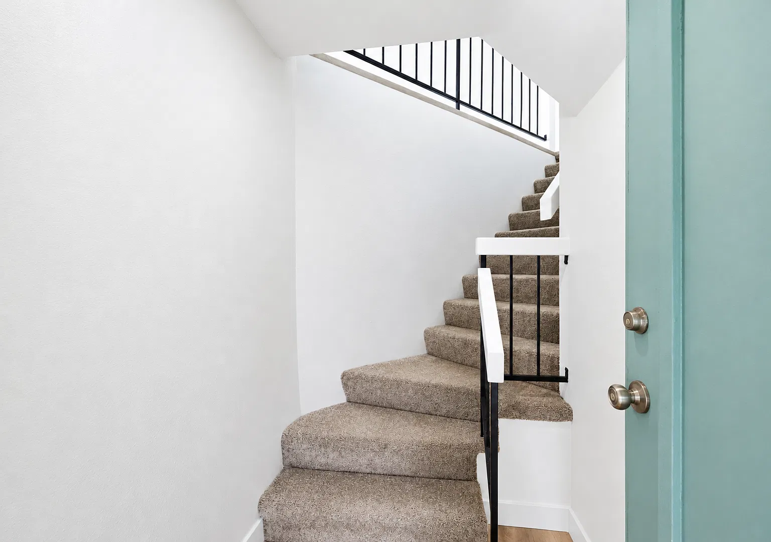 For Lease - 1+2 Condo With Ensuite Loft Over Looking The Channel Islands Harbor W/Lots Of Amenities — Photo 3