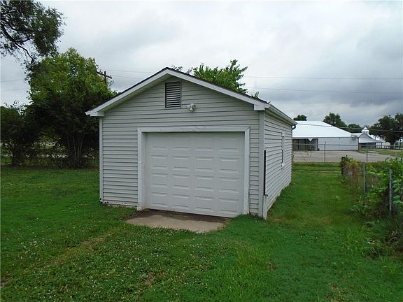 5th image of 308 Aller St