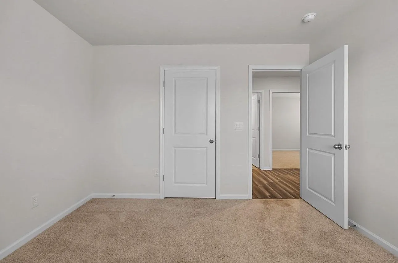 5 bed, 2.5 bath, 2400 sqft, $2,200 — Photo 2