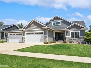 2931 Diamondback Rd, Hiawatha, IA 52233