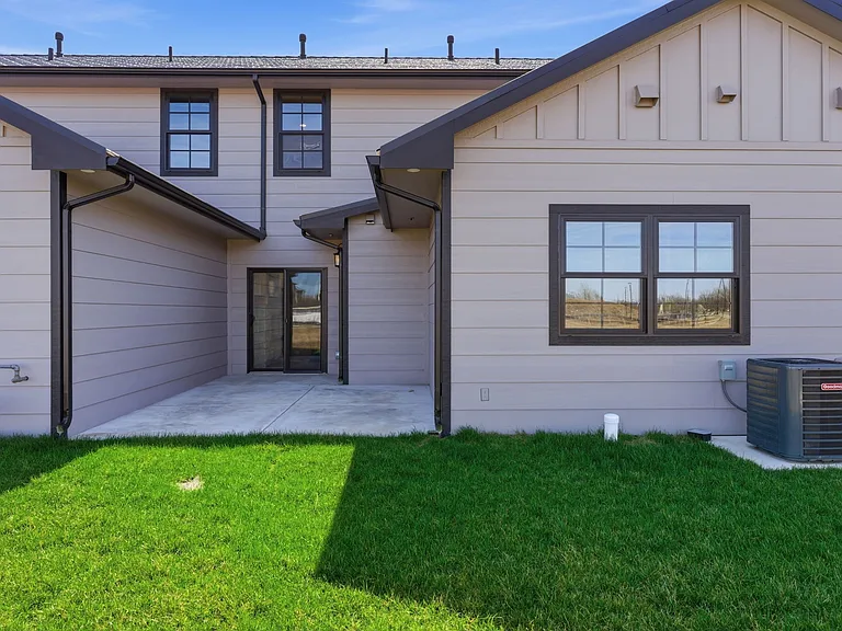2134 E Beaumont St — Photo 35