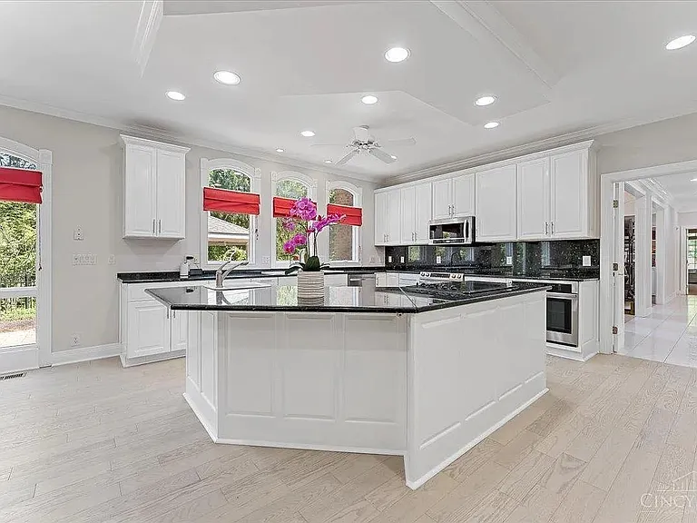 9123 E Kemper Rd — Photo 8