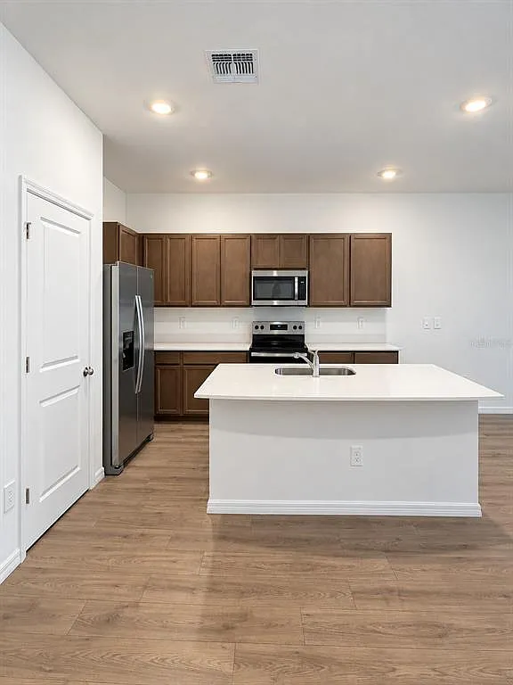 3 bed, 2.5 bath, 1673 sqft, $2,400 — Photo 2