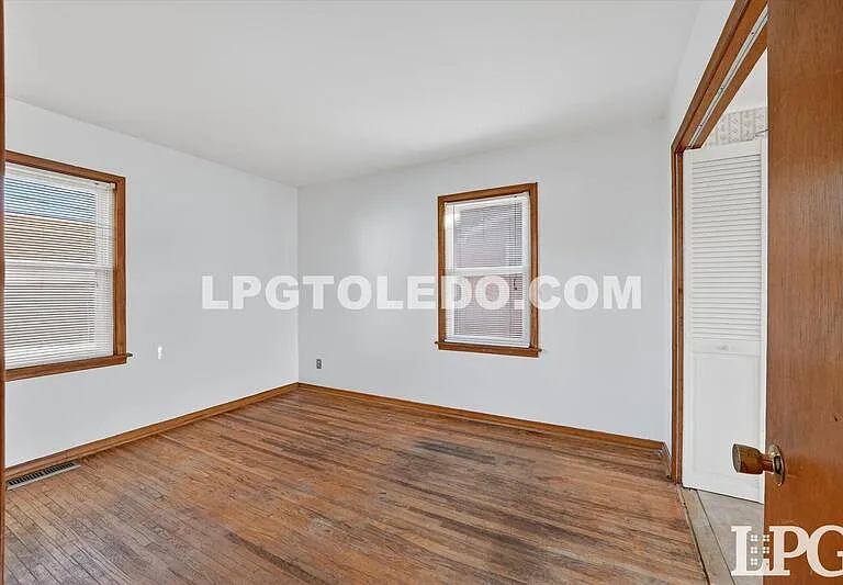 1525 Akron St — Photo 15