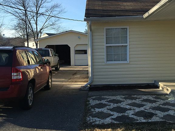 2nd image of 204 Woodlawn Dr